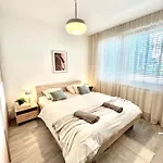 The Elite Suite Downtown 2- Bedroom Apt Ac & Garage Parking