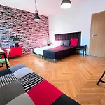 Big Stay - 4 Bedroom, 2 Bathroom Central Apartment With Ac