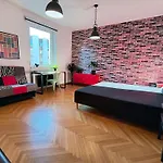 Big Stay - 4 Bedroom, 2 Bathroom Central Apartment With Ac