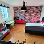 Big Stay - 4 Bedroom, 2 Bathroom Central Apartment With Ac