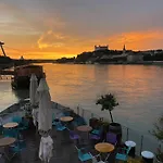 Sundeck Botel - Party Boat