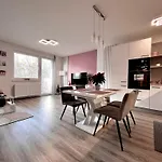 Large 75 M2 Apartment Next To Airport - Free Parking
