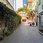 Old Town Center Apartment