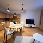 Modern & Cozy Apartment Near Hockey & Football Arena