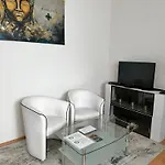 Cozy Apartment Near Hockey & Football Arena