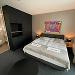Ponton Rooms