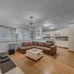 Huge Apartment Next To Train Station Close To The City Center