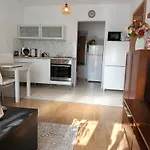 Byt S Parkovanim A Balkonom