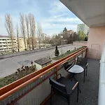 Modern Apartment Near City Center With Easy Transport Access