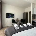 New Cozy Studio, Ac & Free Private Parking