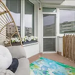 Central, Sunny And Spacious Apartment