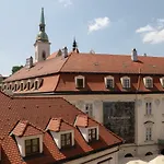 Feel Like Home At Strakova Apartment - Hearth Of The City Center