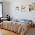 Feel Like Home At Strakova Apartment - Hearth Of The City Center