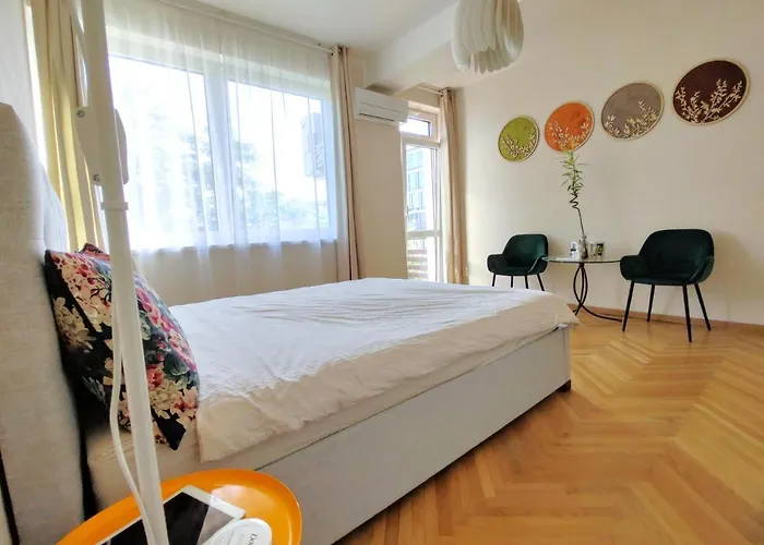 Big Stay - 4 Bedroom, 2 Bathroom Central Apartment With Ac