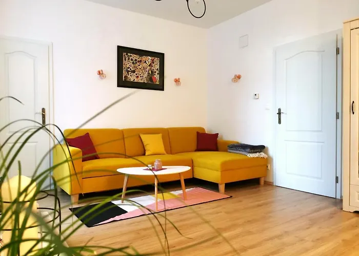 Cozyhome The Castle Apartment - Spacious, Quiet, High Ceiling