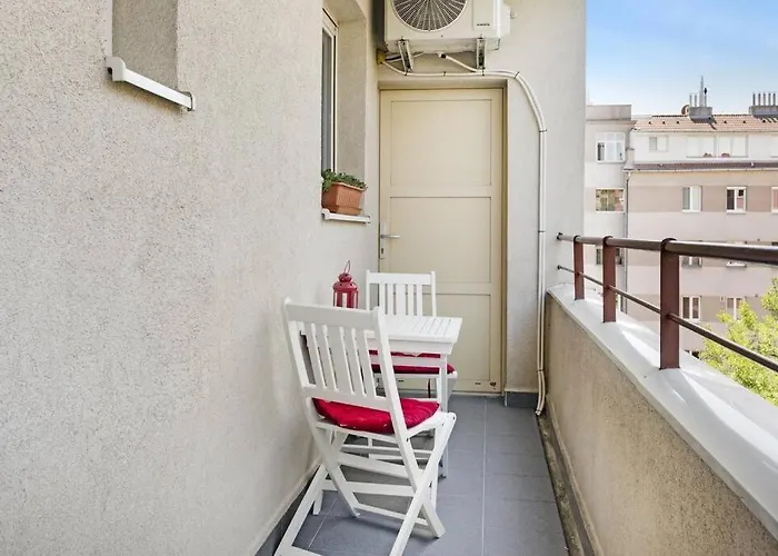Air Conditioned 1 Bdr Near Train Station