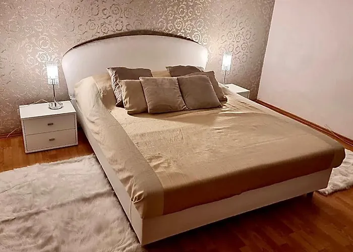 Cozy Apartment Near Hockey & Football Arena