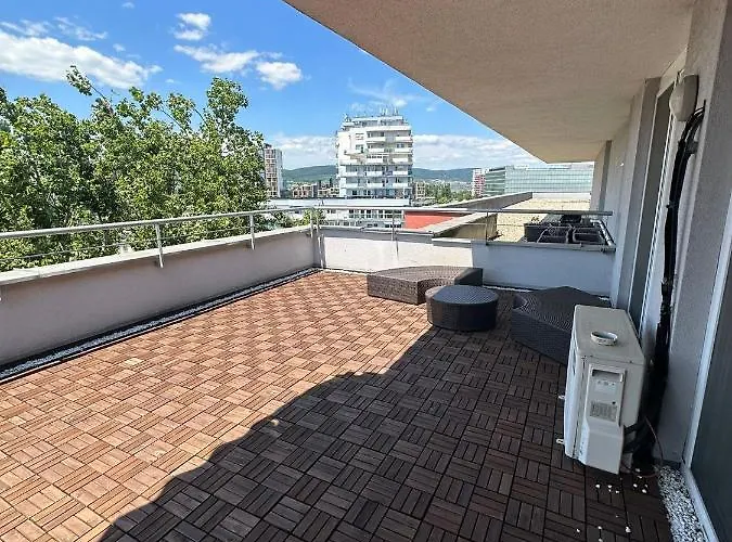 Stresny Apartman S Terasou Tomasikova