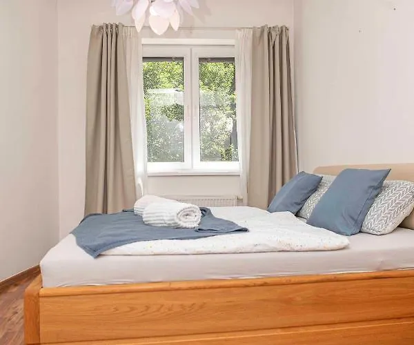 Castle View Apartment With Free Parking