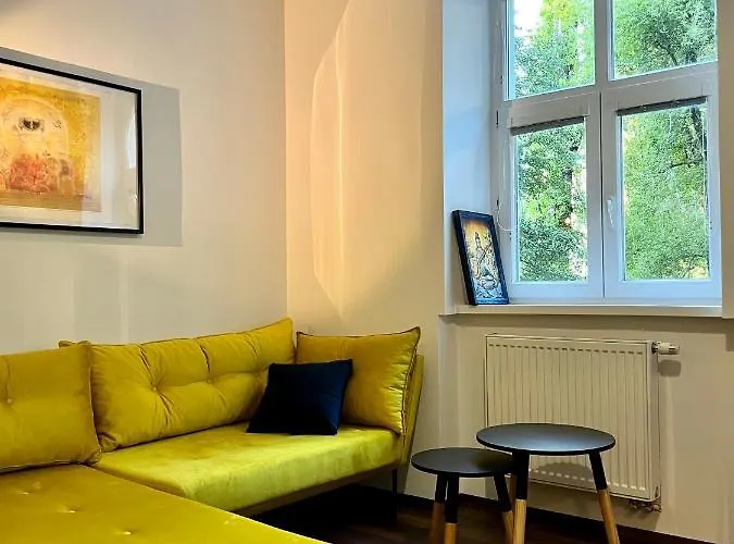 Timeless Old Centre Apartment With 2 Bathrooms And Balcony