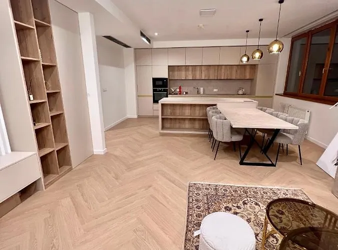 Stylish 3 Bedroom Apartment In The Hearth Of City Center With History