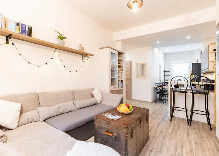 Charming Flat, Steps From Castle - Historic Part