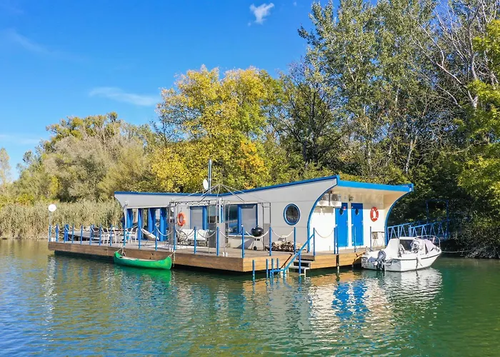 Ocarujuci Houseboat Na Dunaji