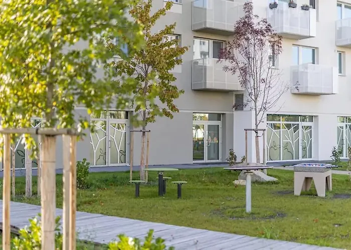 New 2 Bedroom Apartment By The Airport - Free Parking