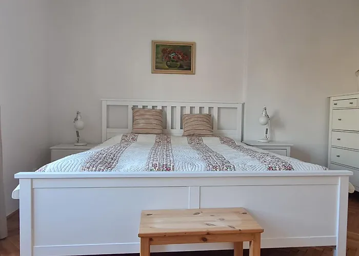 Mona Lisa Apartment