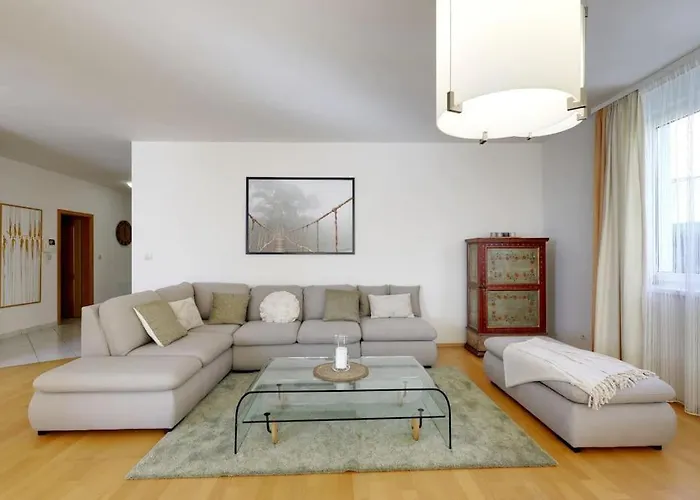 3Min2Centre - 2 Bedroom Garage, View