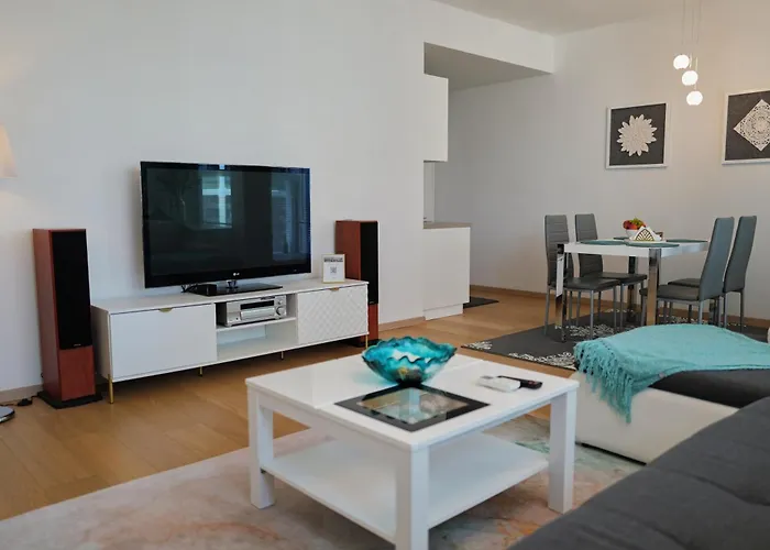Apartment In Panorama City