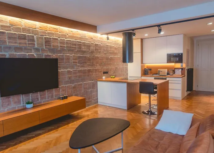 Luxury City Center Apt W Ac & Balcony