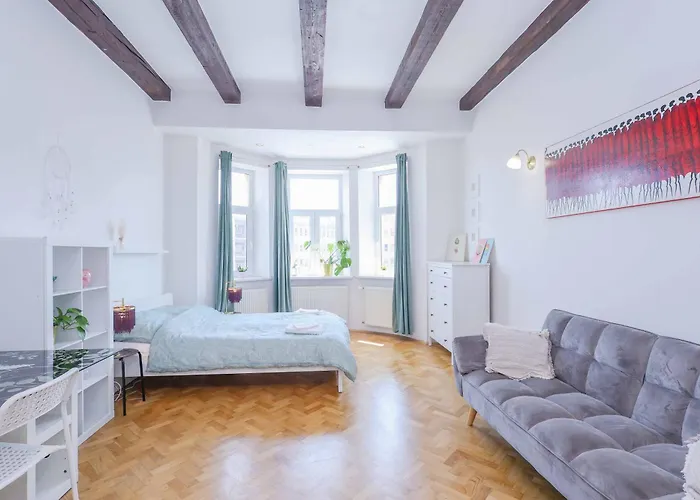 Cozy & Spacious Family Stay Near Train Station