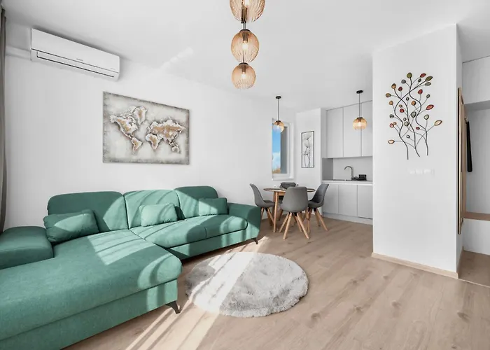 Sunny, Brand New, Luxury Apartment