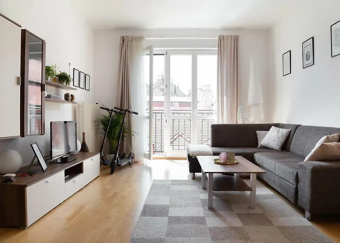 Feel Like Home At Strakova Apartment - Hearth Of The City Center