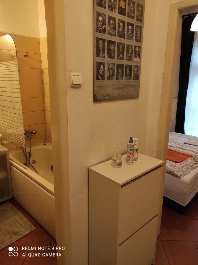 Coronation Apartment *