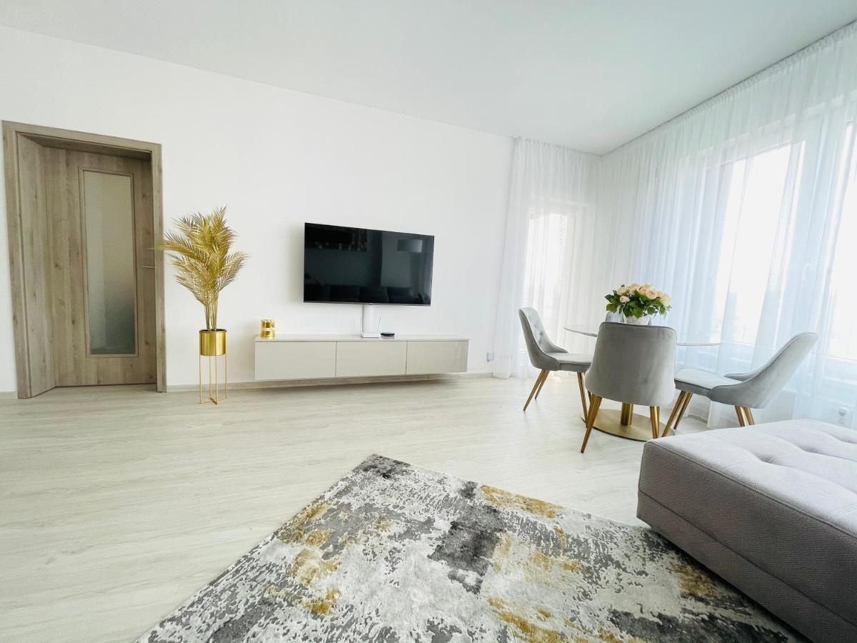 New Luxury Centre With Panoramic View, Free Parking Apartment *