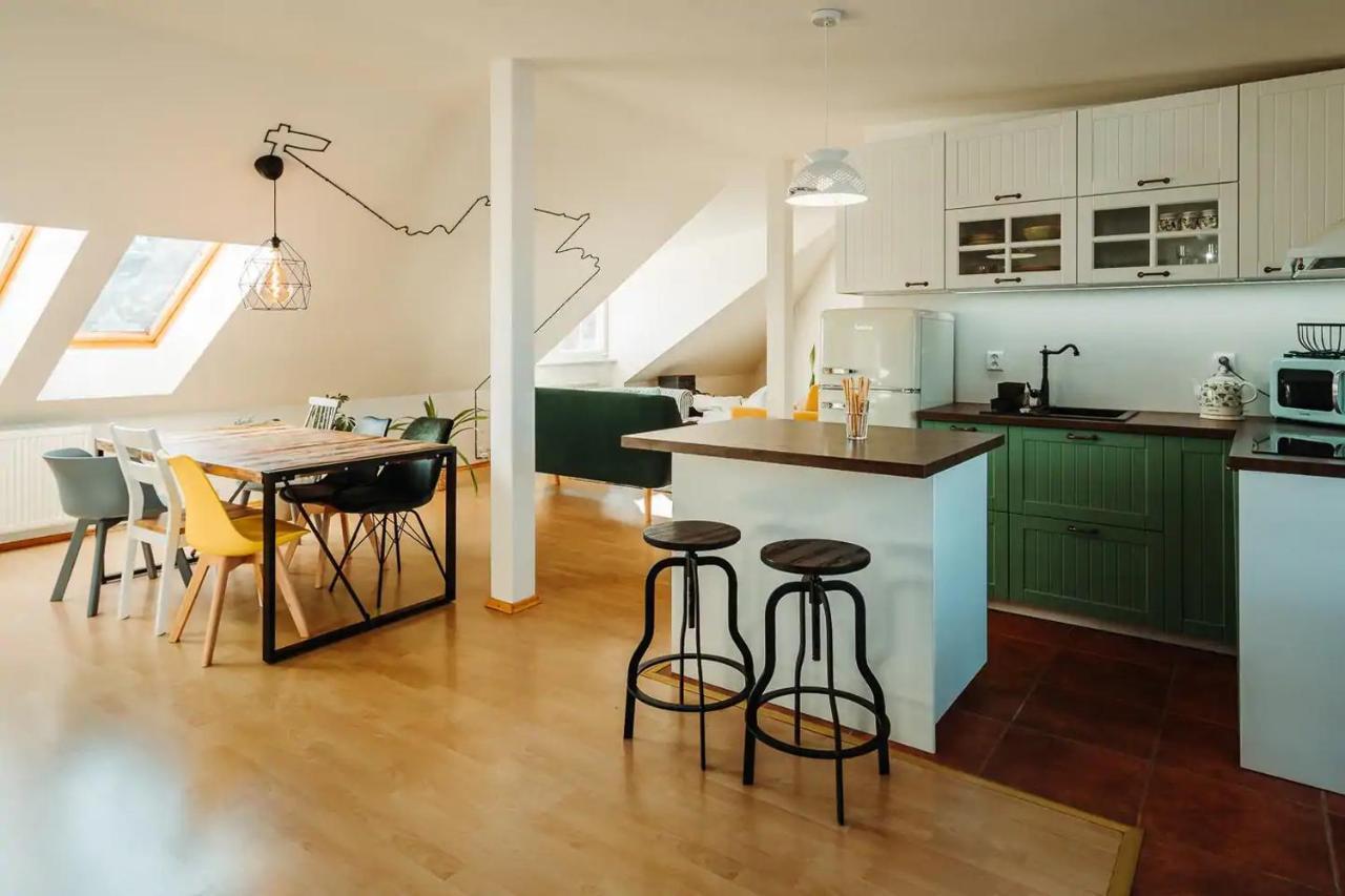 Majestic Views From A 60m2 Private Terrace - Castle, Cathedral, Old Town Apartment