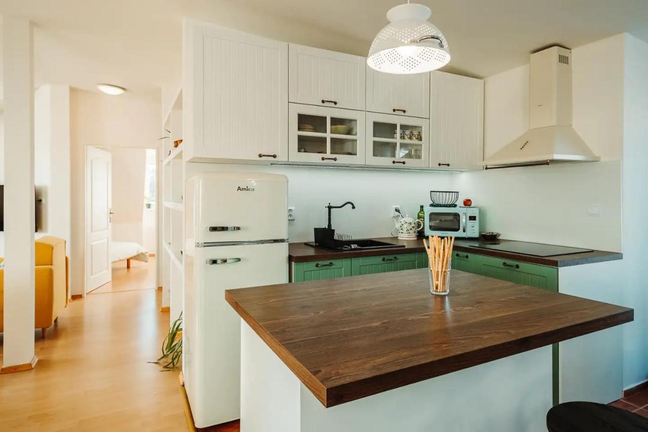 Majestic Views From A 60m2 Private Terrace - Castle, Cathedral, Old Town *