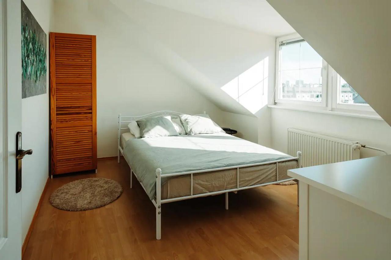 Majestic Views From A 60m2 Private Terrace - Castle, Cathedral, Old Town *