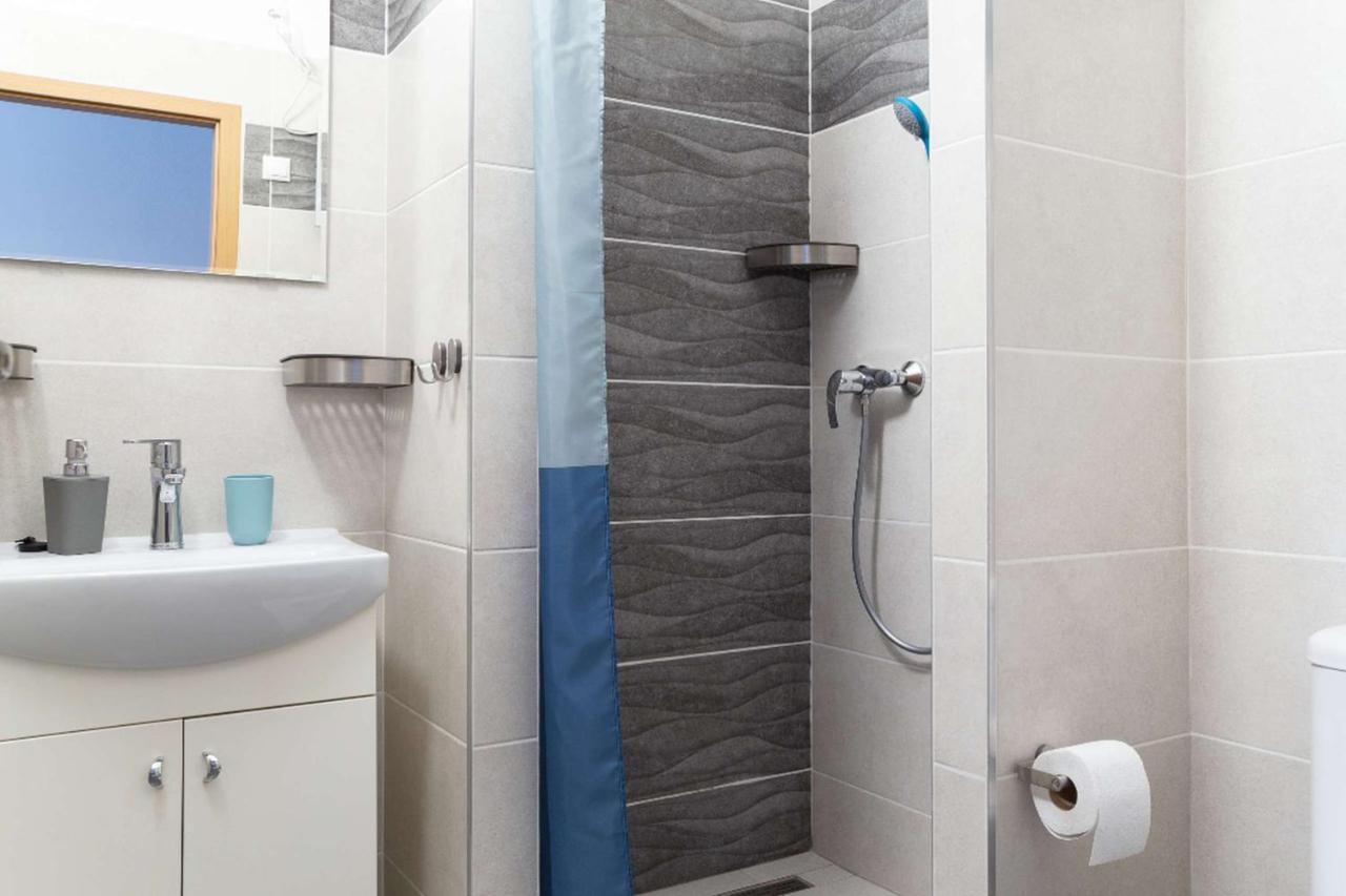 Jonas - Great Location Near Center Apartment *