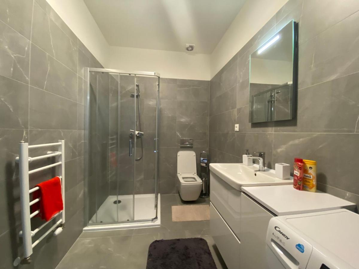 New, Beautiful With Parking In Location! Appartamento Bratislava