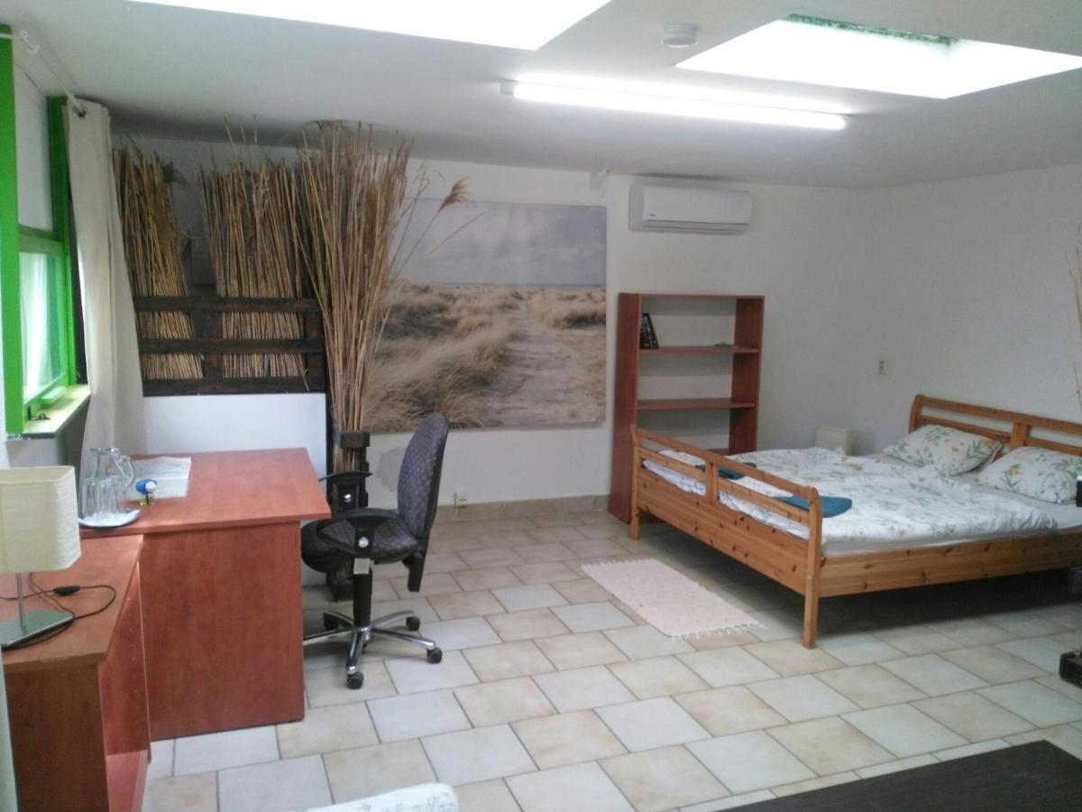 Gasthof Rastlinky.sk Greenhouse Guestrooms Pressburg