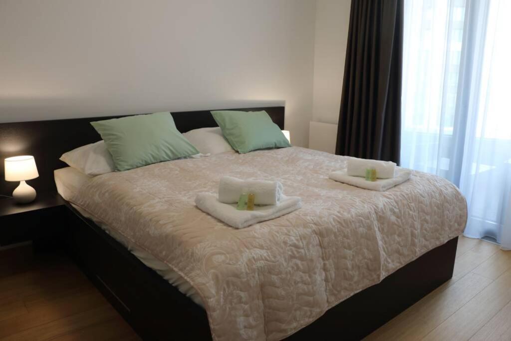 Castle View And Skyline View, Sky Park Apartment