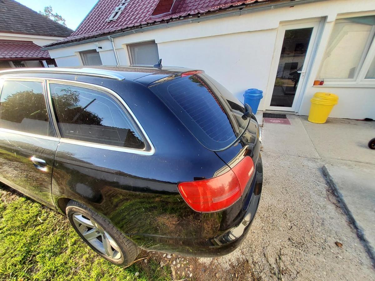 House Apartments, Terrace Grill, Guarded Private Parking, Fast Wifi. Pressburg