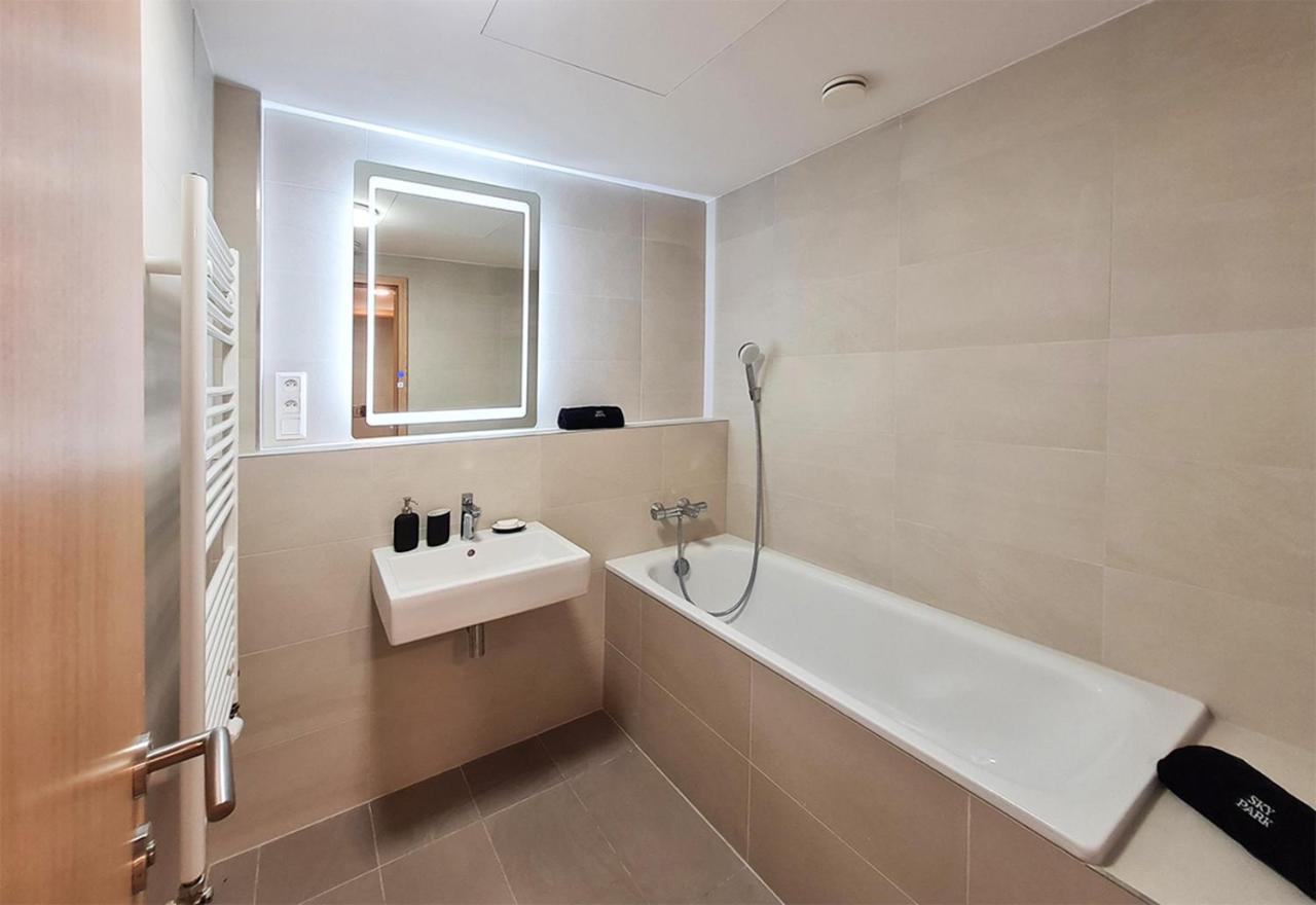 Skypark Spacious Free Parking * Bratislava