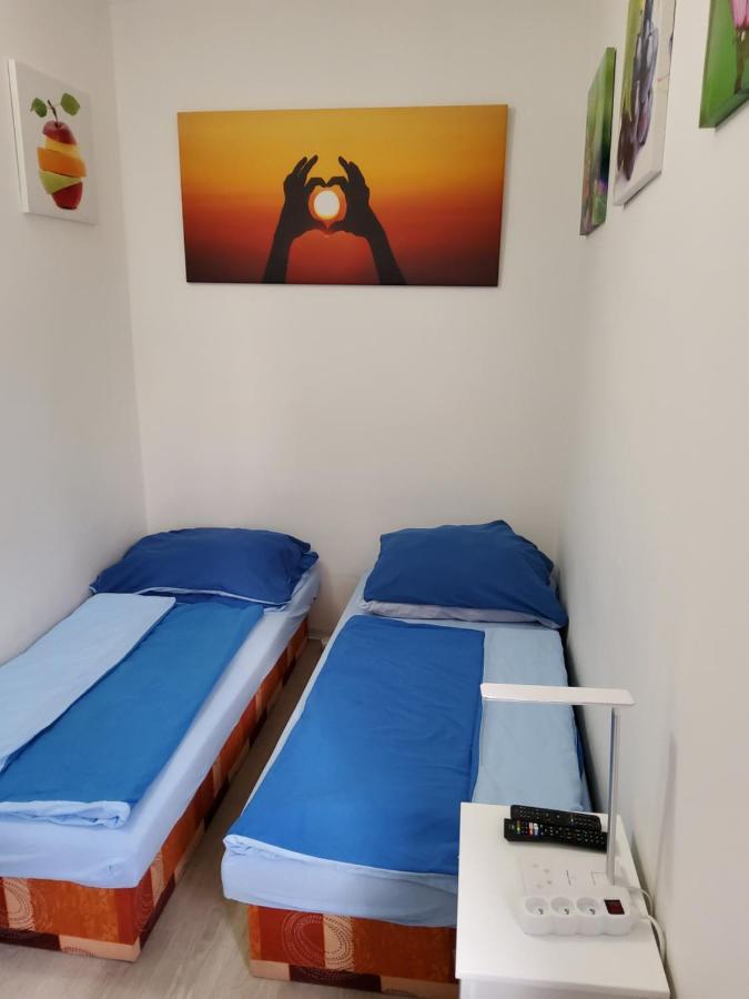 Gasthof House Apartments, Terrace Grill, Guarded Private Parking, Fast Wifi. Pressburg