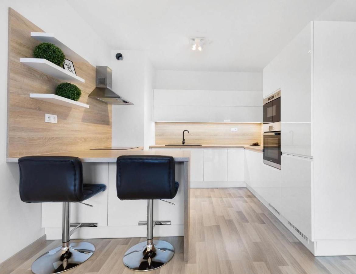 Sunflower - Modern Large Charming With Balcony Bratislava