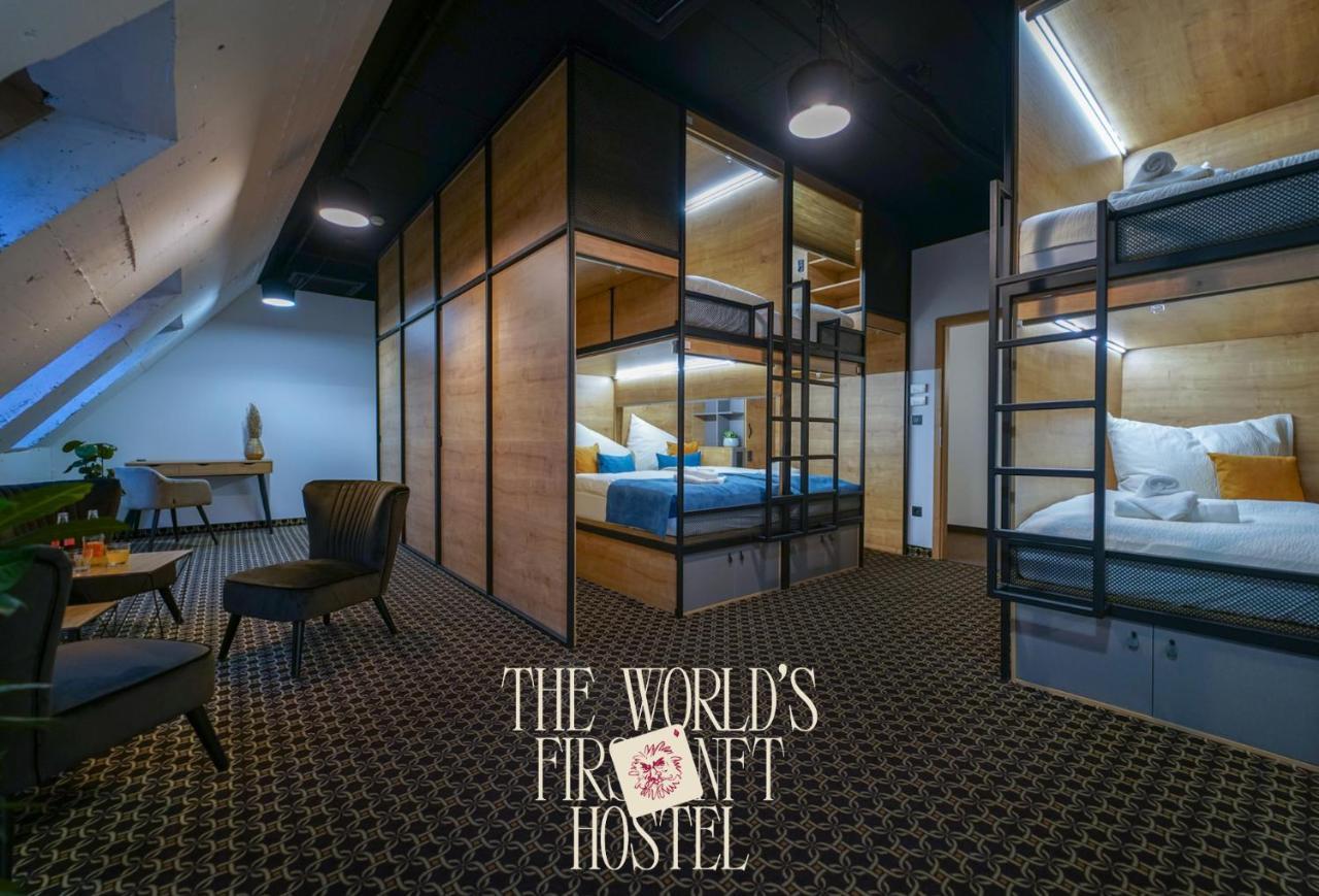 Hostel Chors Like A - 1st World Nft Block & Art Capsule Metachors