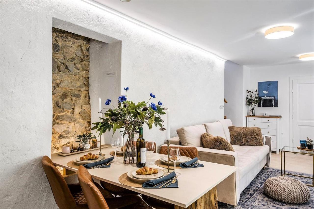 New Design & High Standard From 16th Century In Old Town-free Parking Apartment *